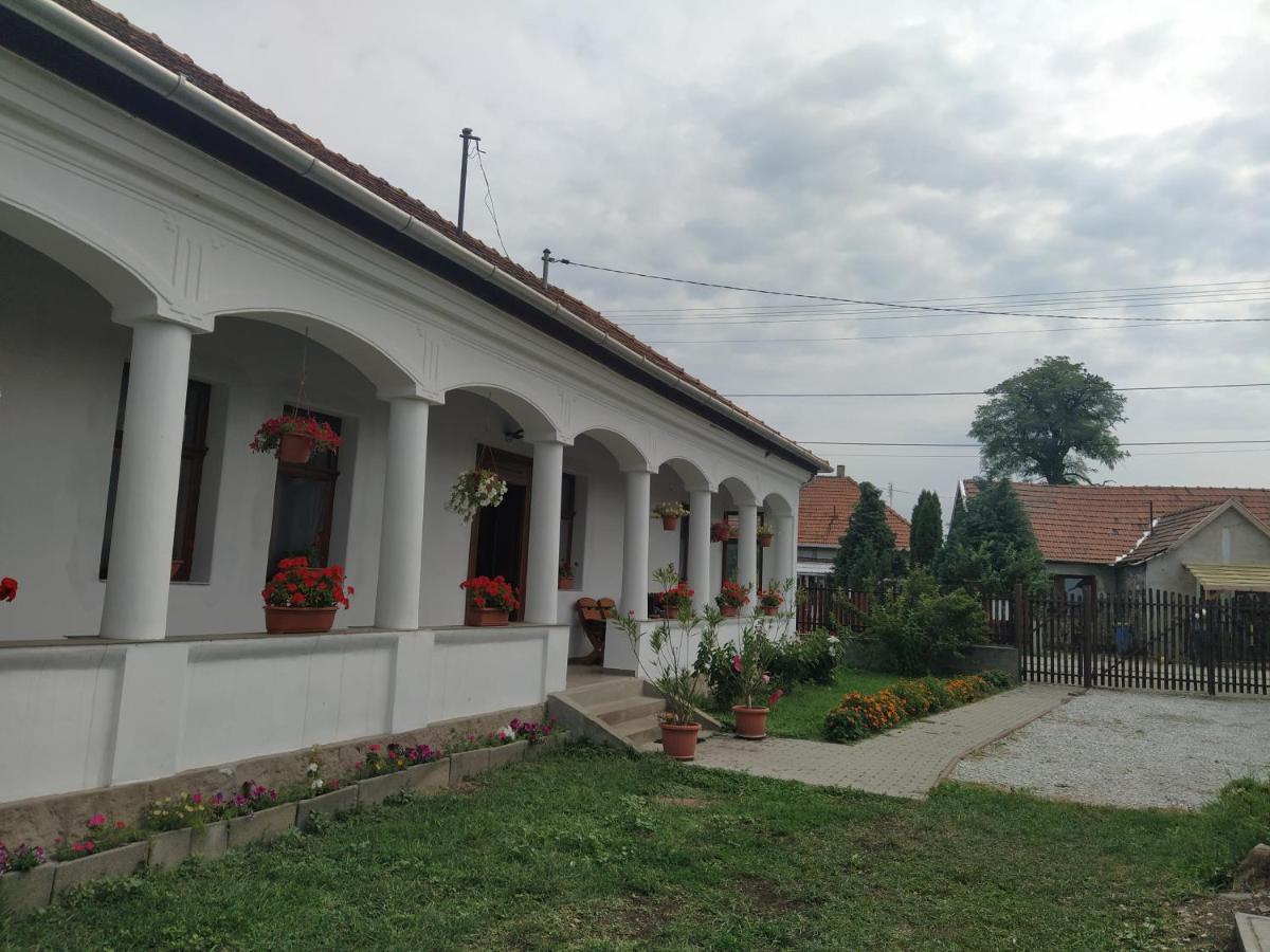 Heni Vendeghaza Hotel Vadna ภายนอก รูปภาพ