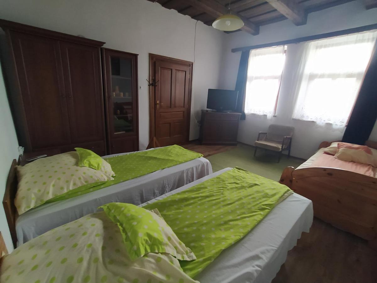 Heni Vendeghaza Hotel Vadna ภายนอก รูปภาพ