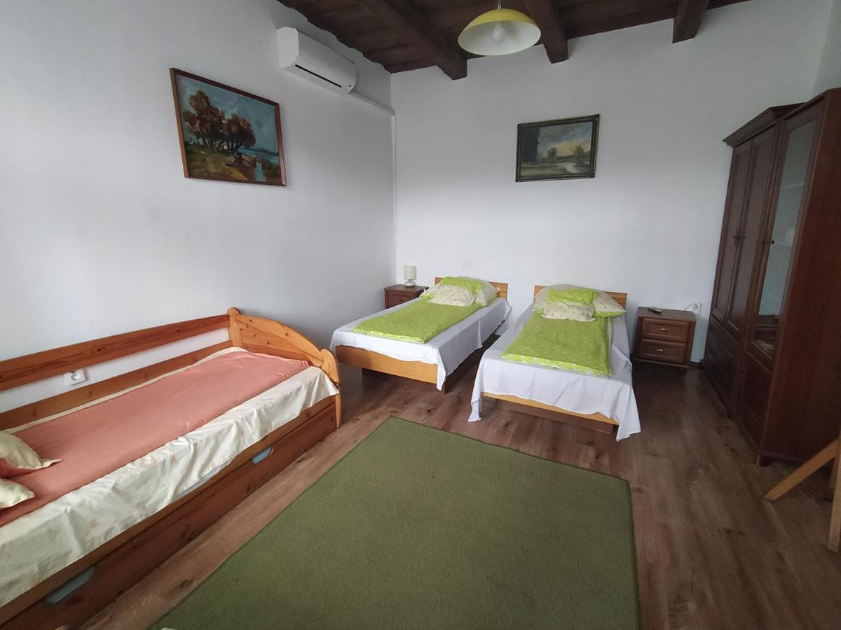 Heni Vendeghaza Hotel Vadna ภายนอก รูปภาพ