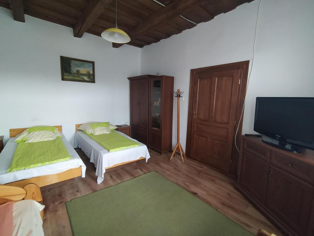Heni Vendeghaza Hotel Vadna ภายนอก รูปภาพ