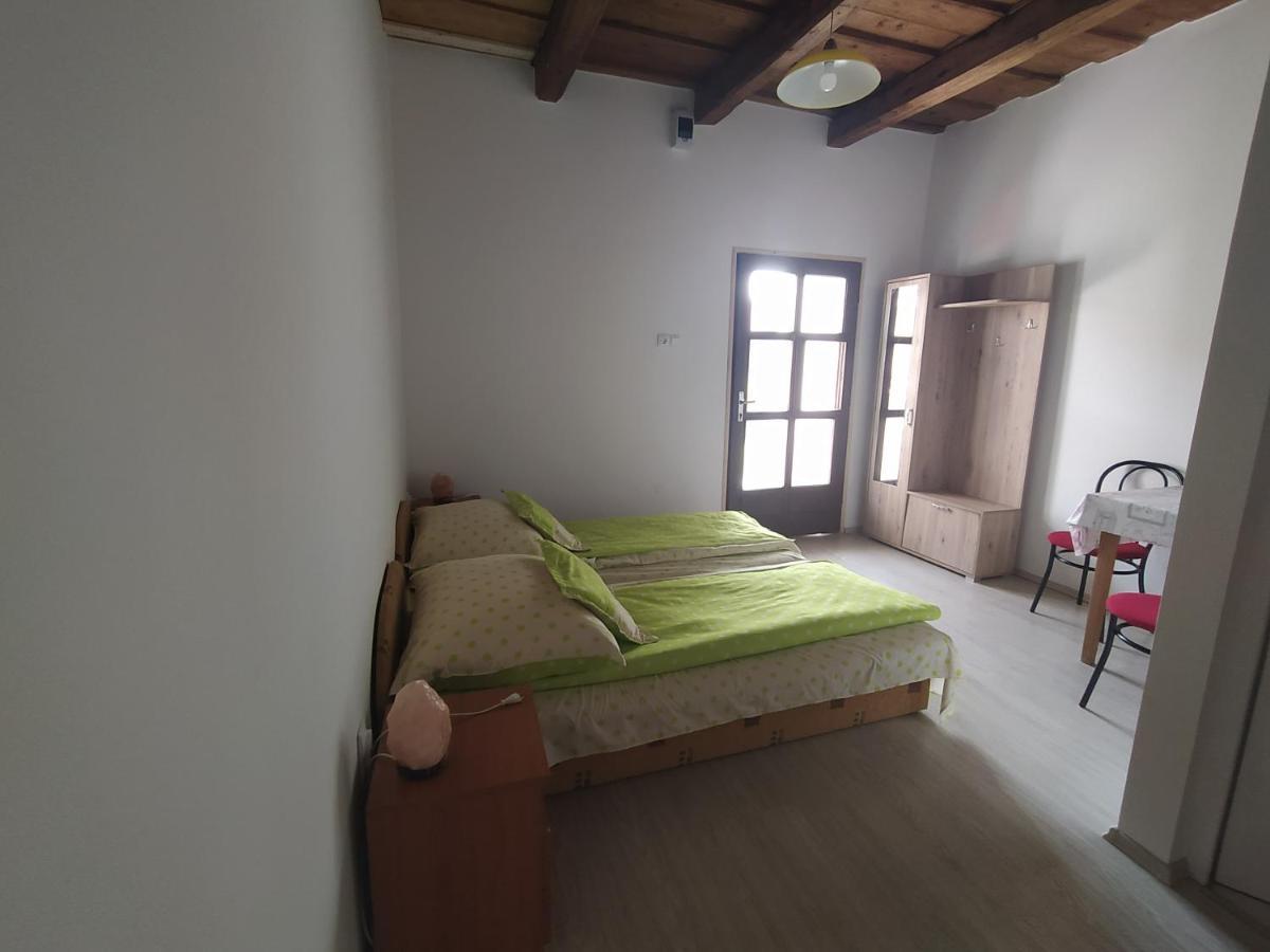 Heni Vendeghaza Hotel Vadna ภายนอก รูปภาพ