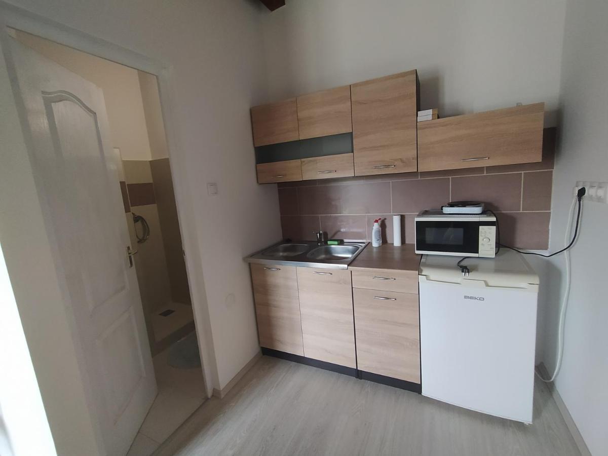 Heni Vendeghaza Hotel Vadna ภายนอก รูปภาพ