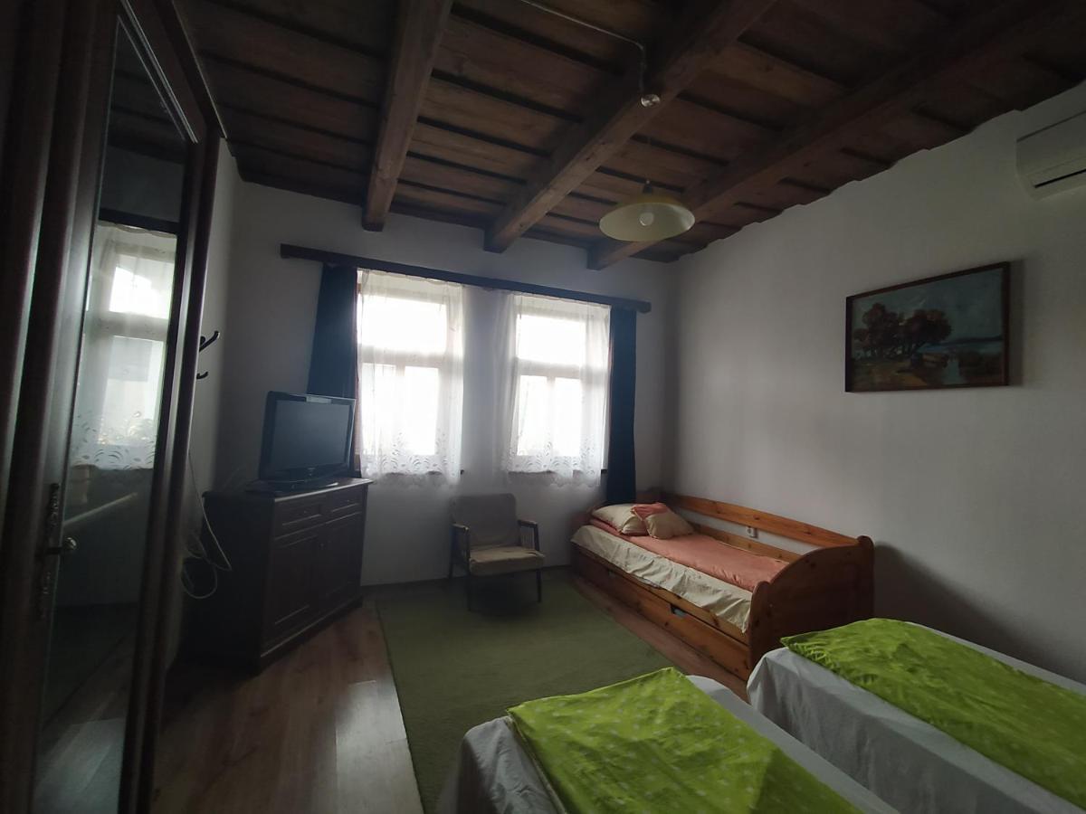 Heni Vendeghaza Hotel Vadna ภายนอก รูปภาพ