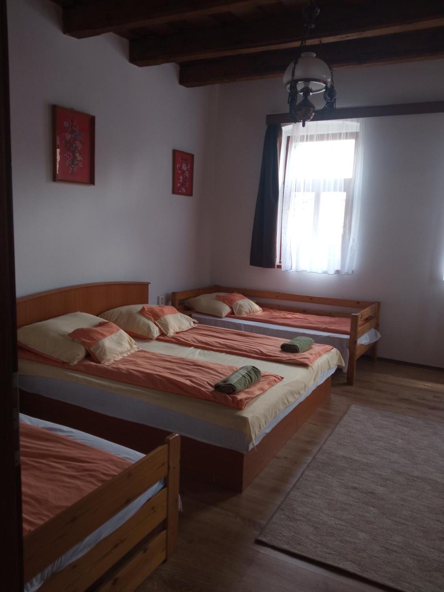 Heni Vendeghaza Hotel Vadna ภายนอก รูปภาพ