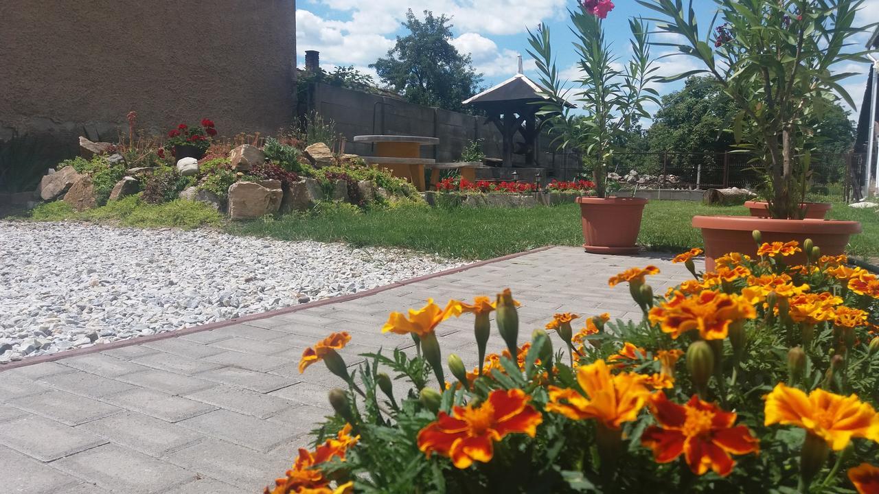 Heni Vendeghaza Hotel Vadna ภายนอก รูปภาพ